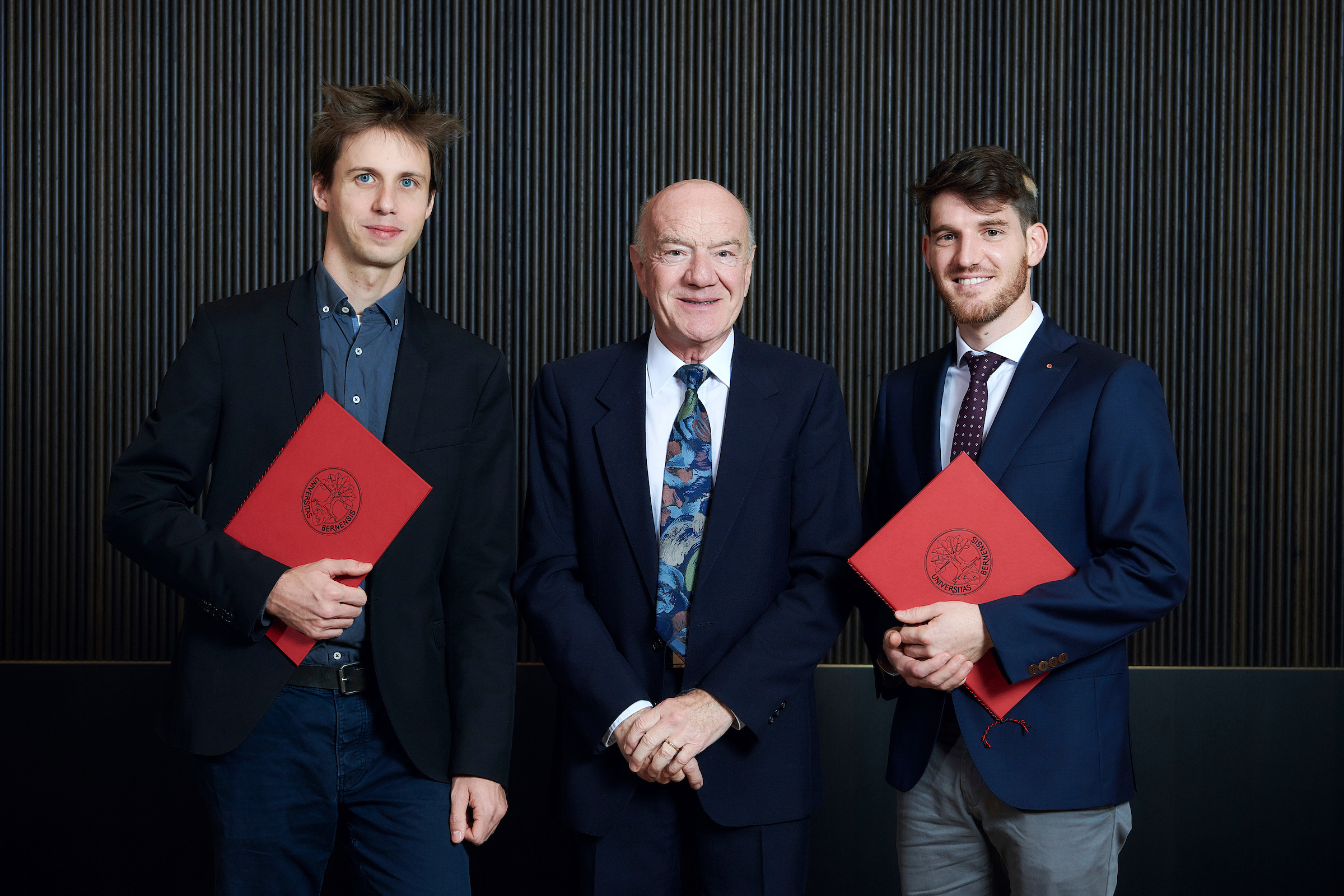 Michael Scheurer (Gewinner des Anerkennungspreises), Prof. Dr. em. Joachim Frey (Präsident der Kommission), Dr. Clau Dermont (Gewinner des Hauptpreises) anlässlisch des diesjährigen Dies Academicus der Universität Bern.