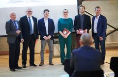 Joachim Frey (Kommissions-Präsident), Daniel Schafer (CEO Energie Wasser Bern), Clau Dermont (Gewinner Hauptpreis), Aline Trede (Nationalrätin Grüne), Michael Scheurer (Gewinner Anerkennungspreis), Martin Schären (Senior Vice President and General Manager CSL Behring AG)