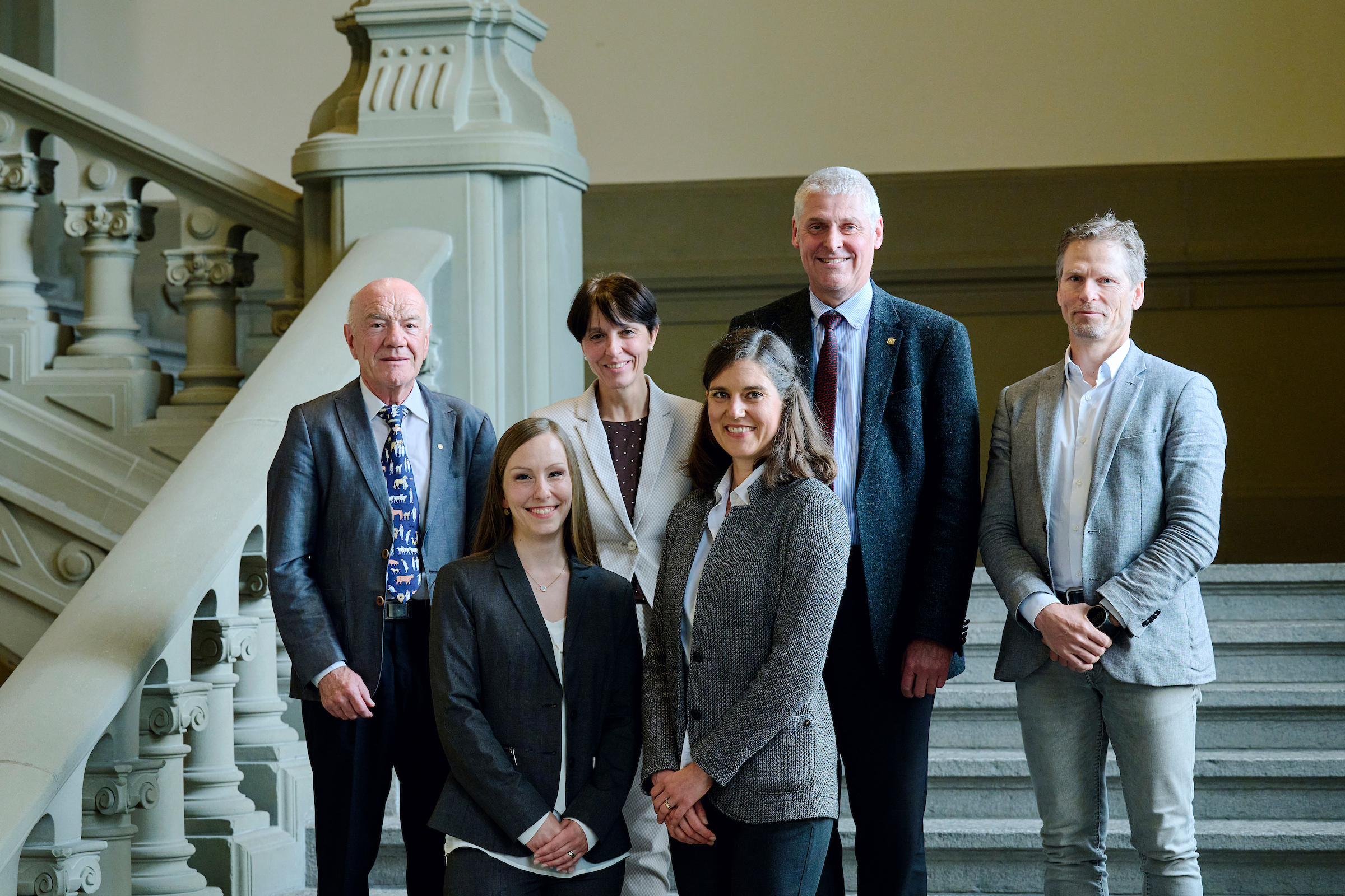 Joachim Frey (Kommissions-Präsident), Kristina Rehberger (Gewinnerin Hauptpreis), Livia Artuso (Site Head and General Manager CSL Behring AG), Elena Zepharovich (Gewinnerin Hauptpreis), Christian Leumann (Rektor der Universität Bern), Werner Buchholz (Unternehmenskommunikation Energie Wasser Bern)