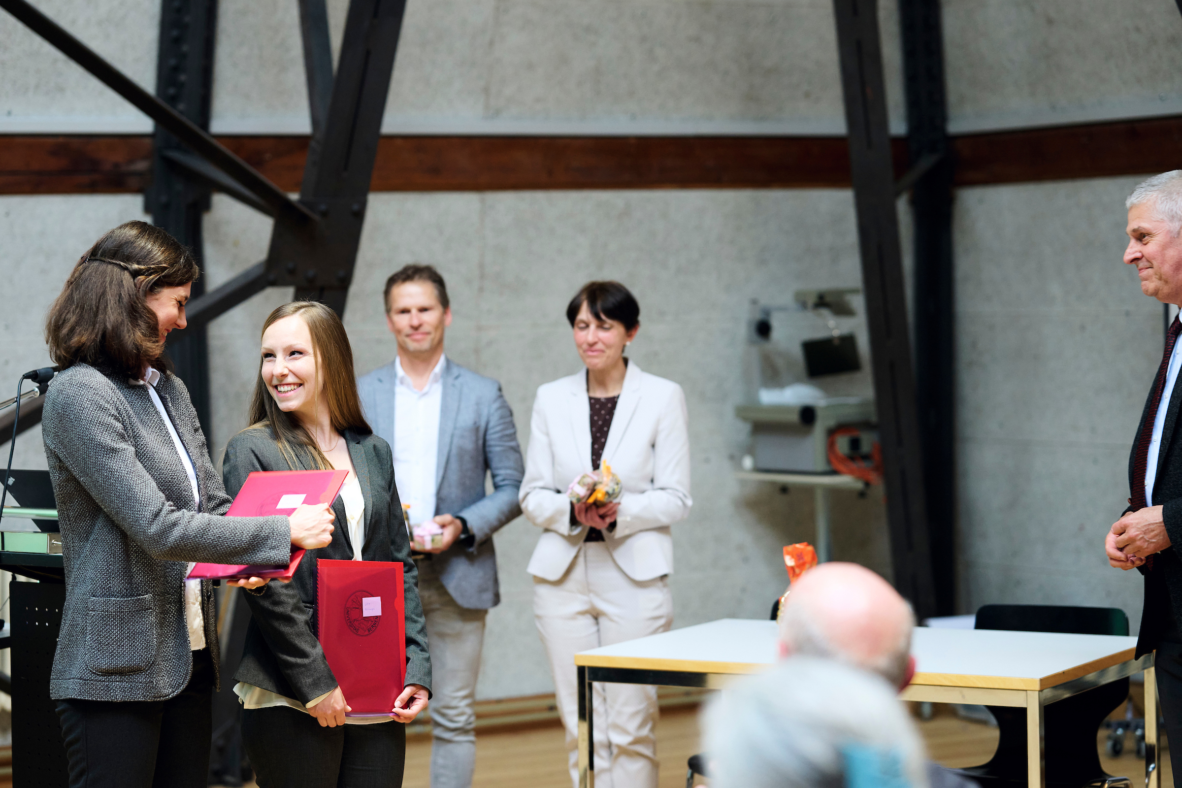 Elena Zepharovich (Gewinnerin Hauptpreis), Kristina Rehberger (Gewinnerin Hauptpreis), Werner Buchholz (Unternehmenskommunikation Energie Wasser Bern), Livia Artuso (Site Head and General Manager CSL Behring AG), Christian Leumann (Rektor der Universität Bern))