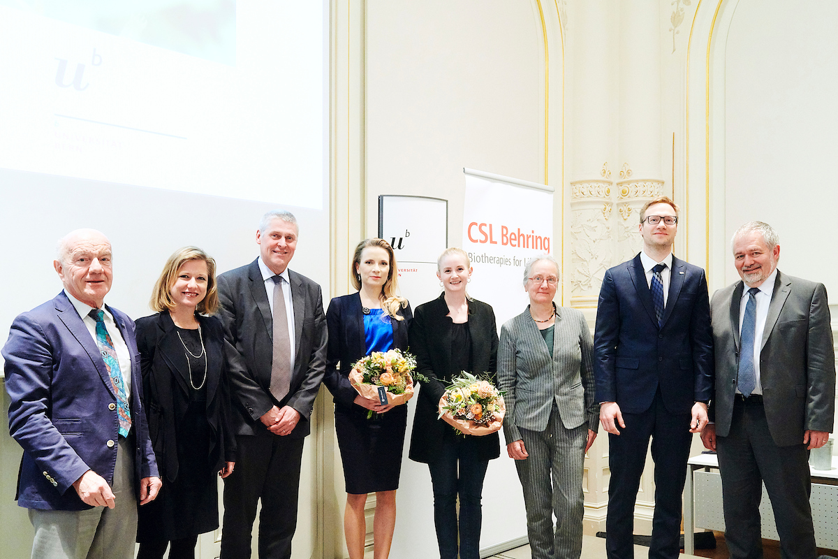 v.l.: Prof. Dr. Joachim Frey (Präsident der Kommission für den Berner Umwelt-Forschungspreis), Nationalrätin Christa Markwalder (Gastrednerin), Prof. Dr. Christian Leumann (Rektor Universität Bern), Dr. Miriam Zemanova (Preisträgerin), Rahel Jud (Preisträgerin), Prof. Dr. Silvia Schroer (Vizerektorin Qualität), Kay von Burg (CSL Behring AG), Daniel Schafer (CEO Energie Wasser Bern).